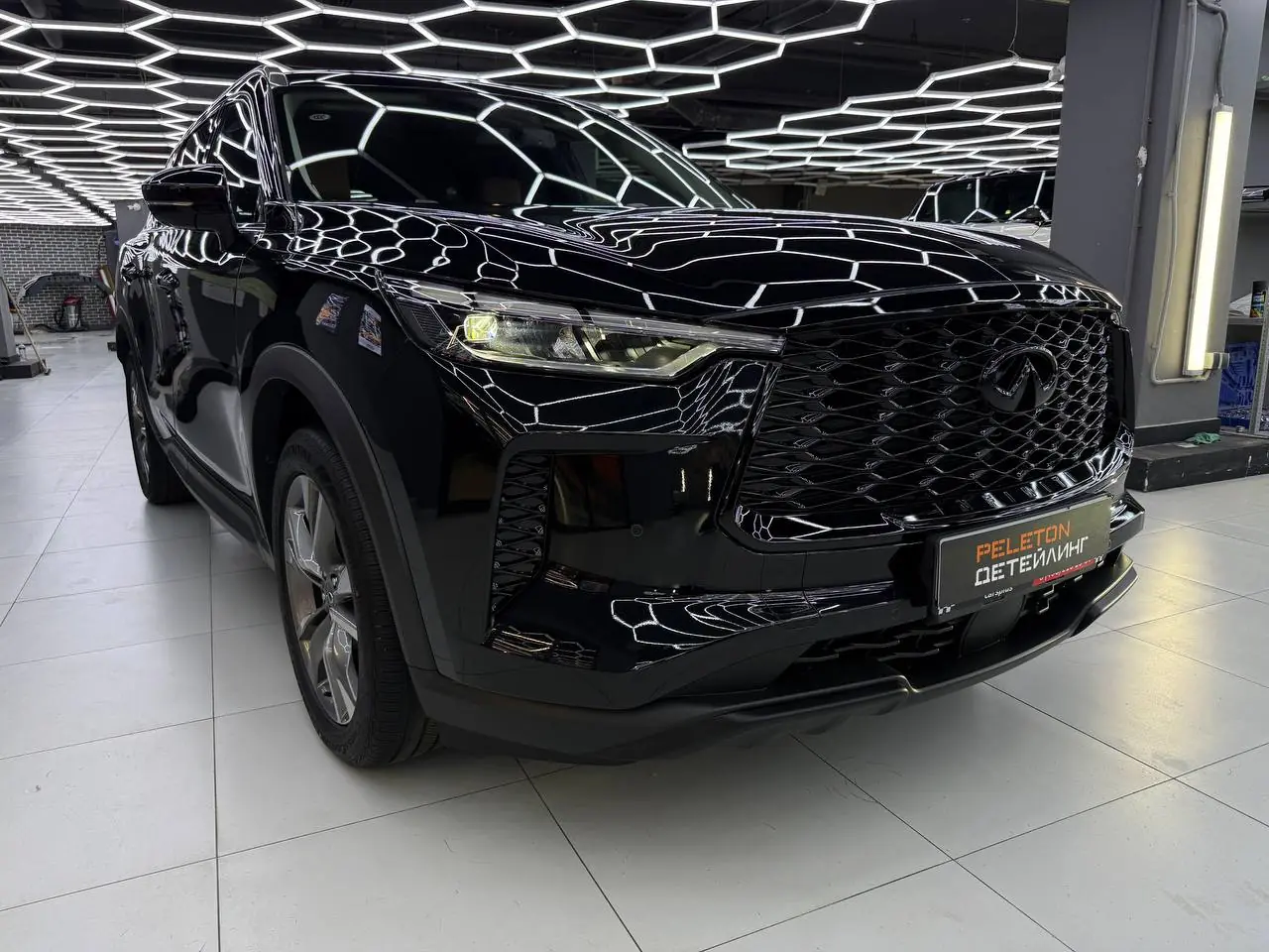 Полировка, керамика и окрас элементов Infiniti QX60: блеск кузова и темные акценты
